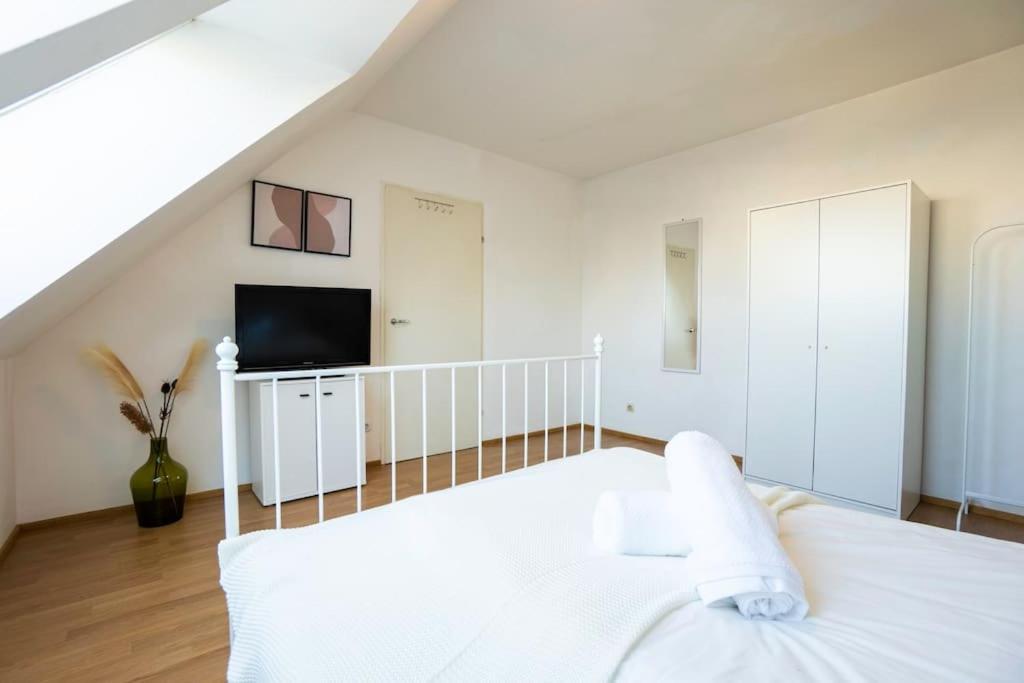 Stylish 2 Floor Penthouse • 15 Min To City Center Відень Екстер'єр фото