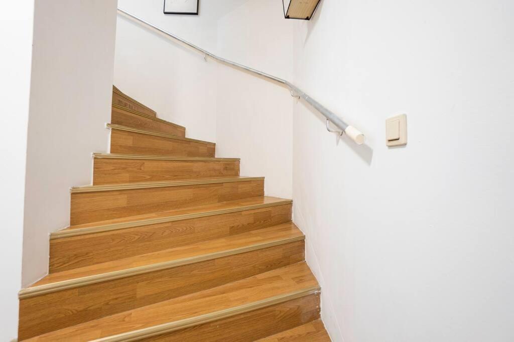 Stylish 2 Floor Penthouse • 15 Min To City Center Відень Екстер'єр фото