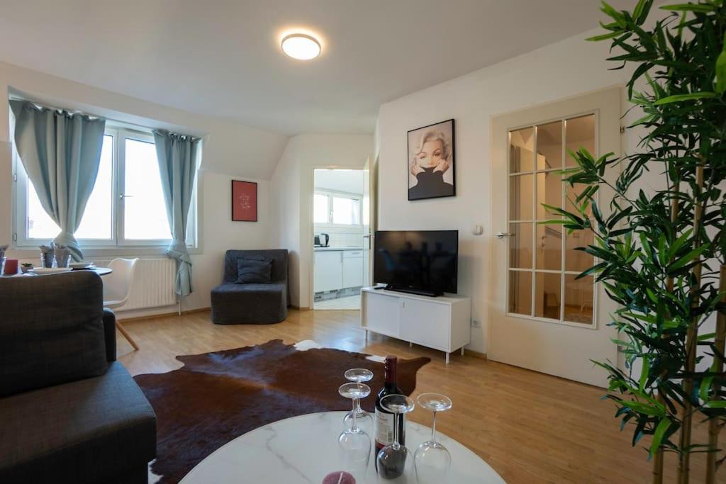 Stylish 2 Floor Penthouse • 15 Min To City Center Відень Екстер'єр фото